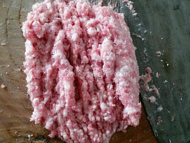 五花肉剁成肉末。