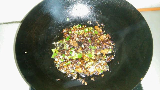 炒杂酱料，锅内放油，将肉炒香，加姜，蒜米炒香，加入老抽，蠔油，甜面酱，最后放上香葱炒香即成