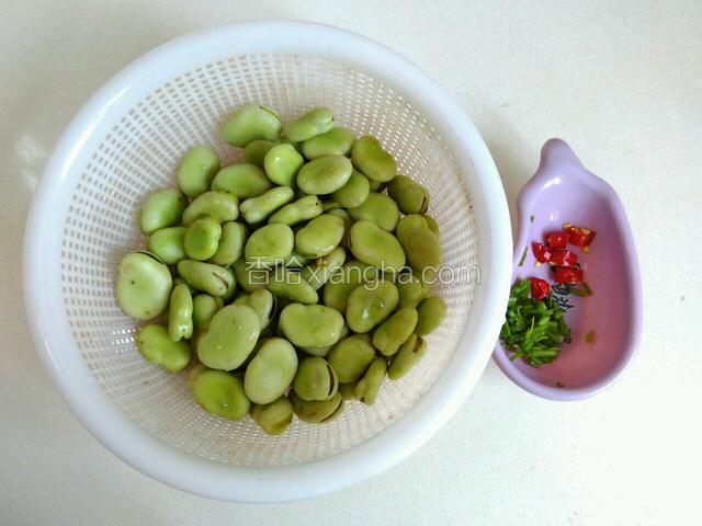 蚕豆洗净，葱洗净切末，小米椒洗净切碎