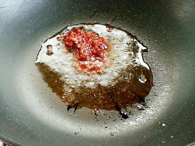 锅里放适量油，将郫县豆瓣酱放入，炒出红油