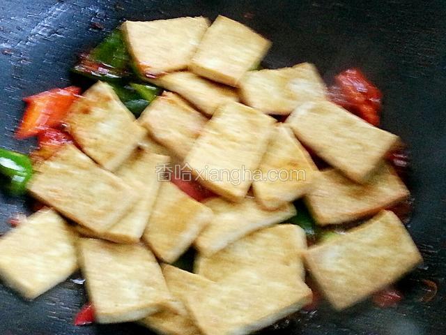 将豆腐放入，翻炒均匀