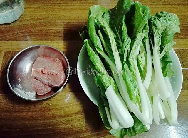 然后沥干水份，准备好瘦肉