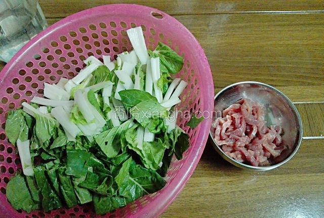 然后把小白菜切段，瘦肉切丝放少许盐腌一下