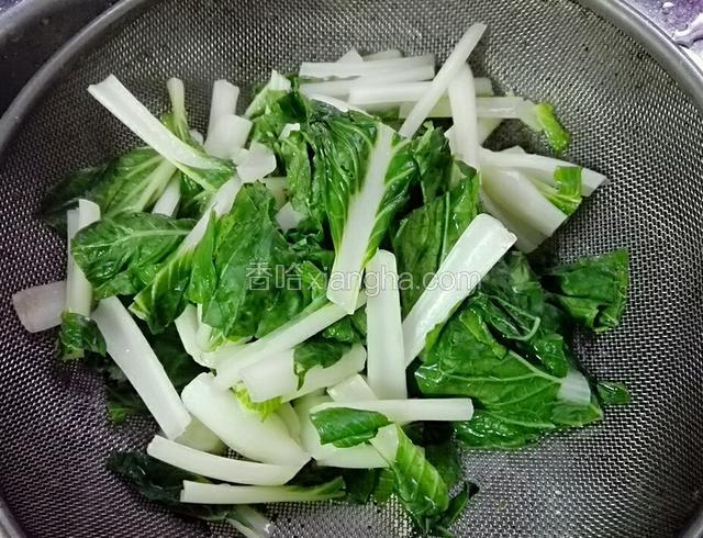 然后捞岀来沥干水