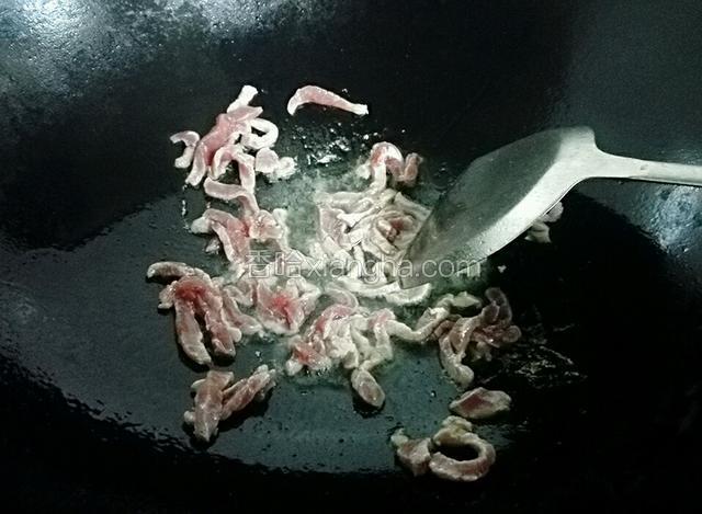炒锅油烧热，把瘦肉放下去炒变色