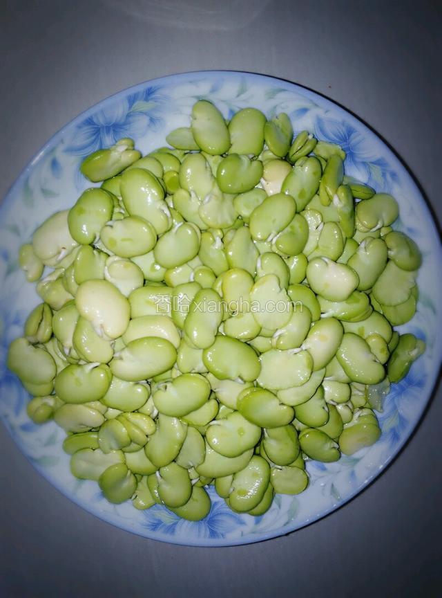 将蚕豆皮剥掉，用水洗净备用。这个比较费时间，友友们可以边看电视边去皮。