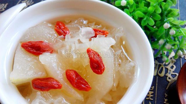 再煮十分钟左右，就可关火。枸杞用温水泡开，点缀在银耳汤上