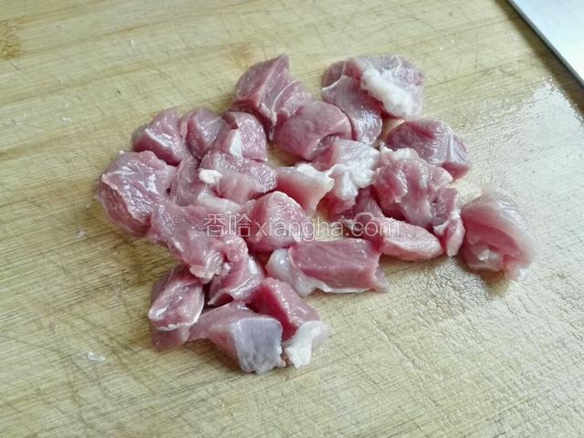 瘦肉洗干净切成小块。