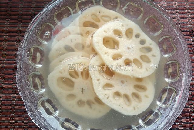 藕去皮切片，泡在滴有白醋的水了