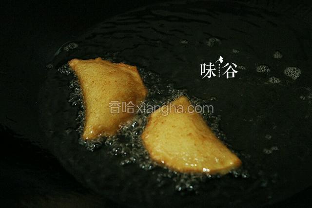 两面炸至金黄即可。(高溫快速油炸即撈起，防止炸太久冰淇淋漏出來)

