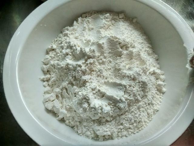 把面粉加水和成面团。
