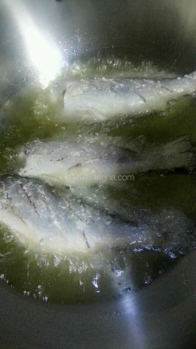油温7成热，下鱼小火慢炸。炸至两面金黄。