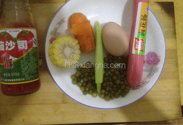 把胡萝卜，玉米……等食材洗干净备用
