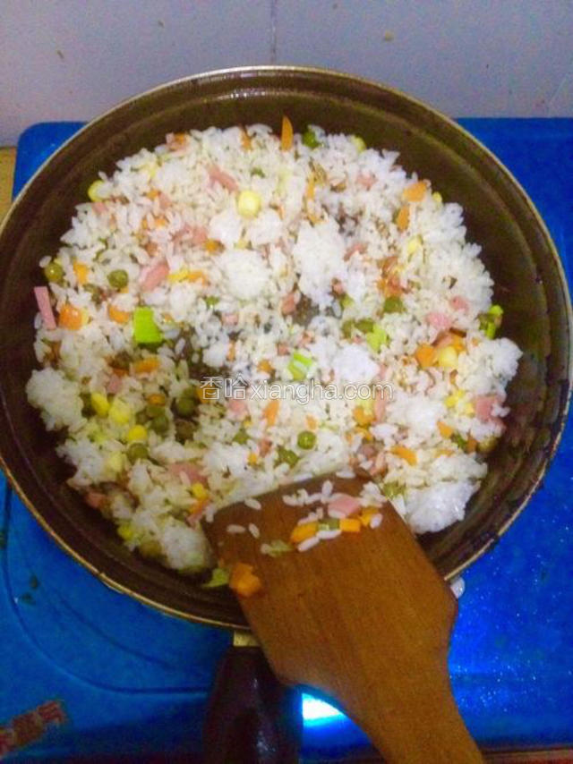 等食材炒的七分熟时在将米饭在放入锅中一起煎炒。	


