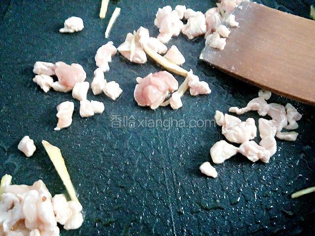 倒入肉丁煸炒