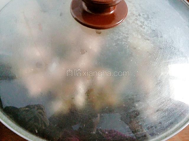 盖锅煮5分钟，这样可使肉和蘑菇丁充份熟透