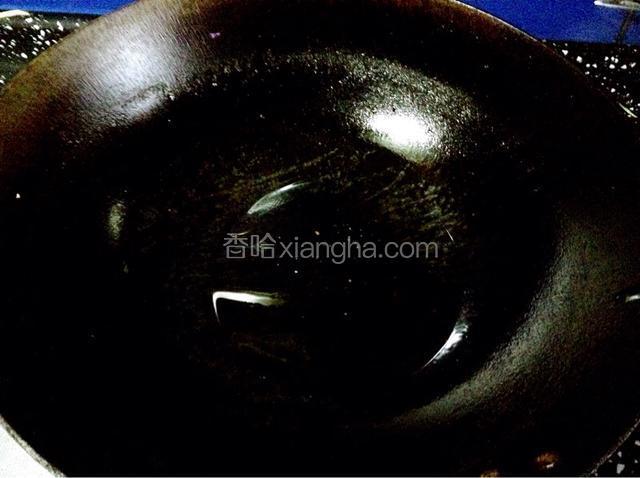锅中放油烧热。