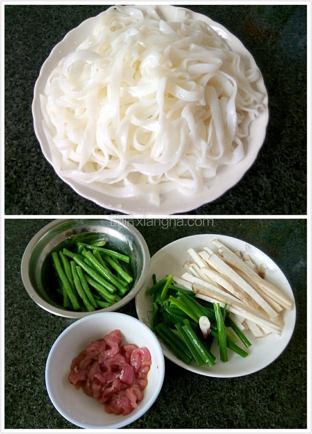 备好食材，肉丝用盐、生抽、生粉抓一抓，豆角飞水。