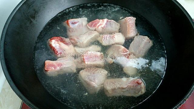 把排骨也焯至发白状态后，捞出用温水冲洗干净备用。