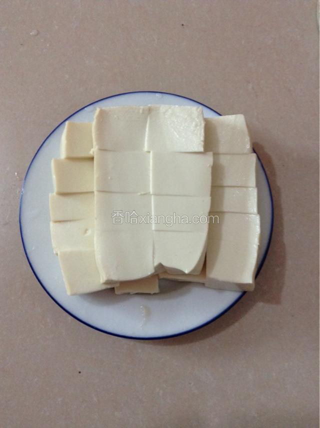 豆腐切成小块。