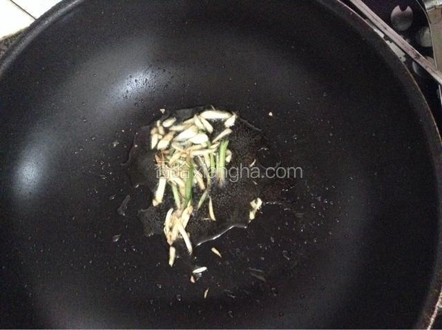 另取一锅下入葱姜蒜爆香。