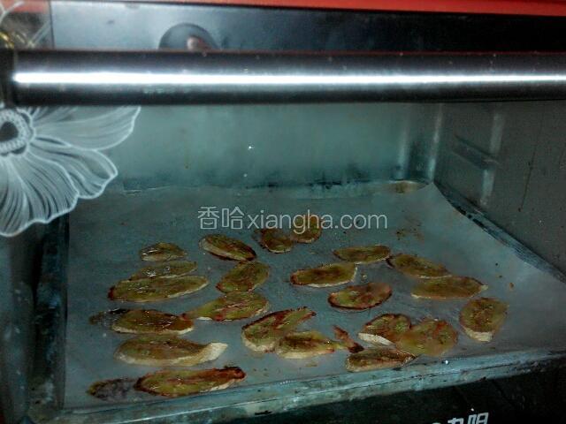 再放进去烤十分钟，烤好拿出来放凉
（这时烤要在那里看一下，喜欢干的可以烤久点）