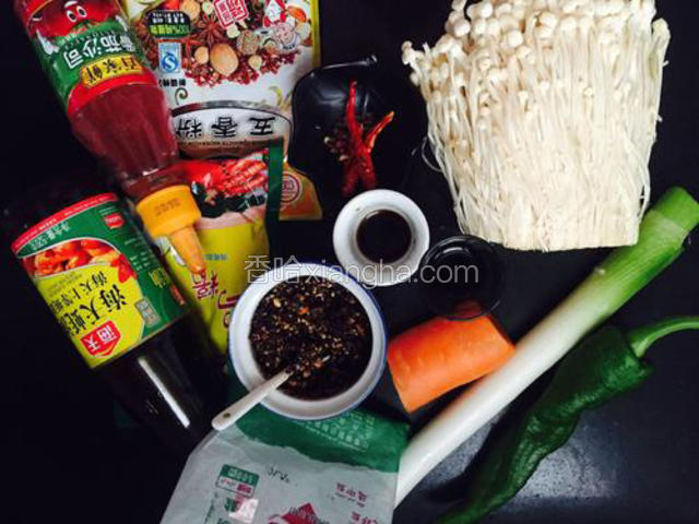 准备好以下食材，新鲜金针菇，青椒一个，胡萝卜一小段
辅料：盐，醋，味极鲜酱油，五香粉，香油，蚝油，自制辣椒油，葱白，大蒜