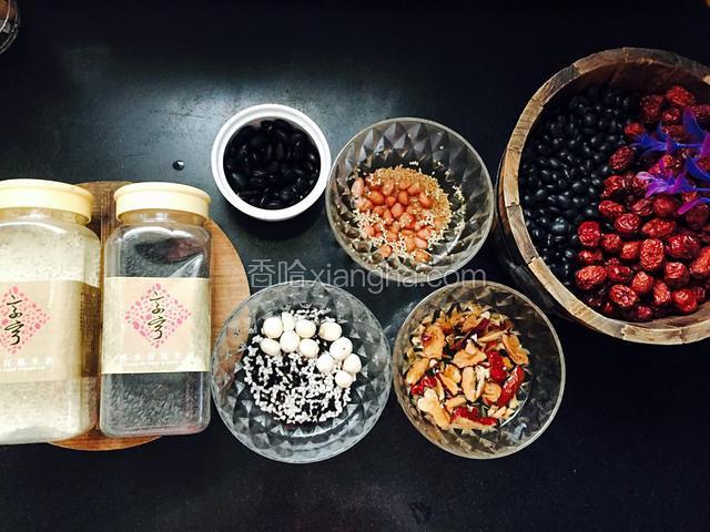 准备图片上的食材
1:黑豆，
2:白芝麻，也可以用黑芝麻最好是熟的那样会使豆浆香味更浓郁
3:红枣
4:花生，我把白芝麻和花生放一起啦
5:圆糯米
6:黑香米
7:莲子，这个少放些，不然味道会有影响的
8:冰糖，这个也可以不放，根据个人的爱好而定