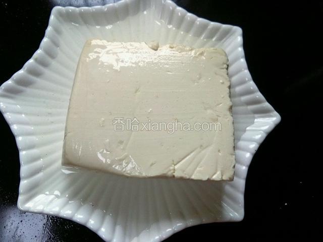 豆腐用热盐水浸泡一会