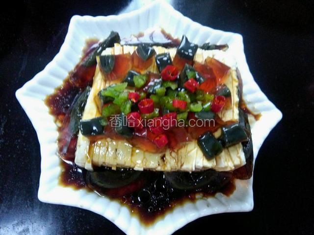 把之前调好的料浇在上面