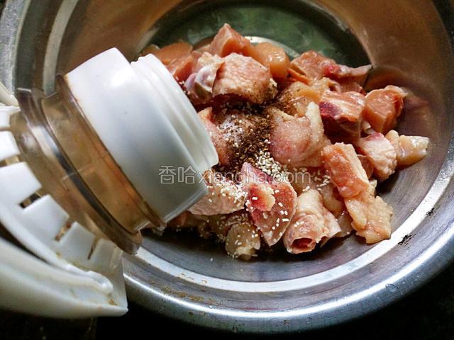 加料酒，白糖，盐，鸡精，胡椒粉抓匀腌制