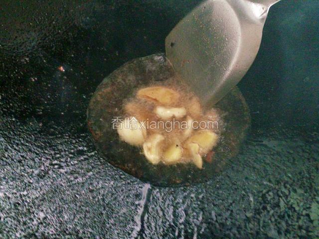 锅中留底油，下姜蒜大火翻炒一下。