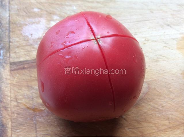 两个西红柿，当然大个的一个就可以，西红柿划十字，开水烫去皮