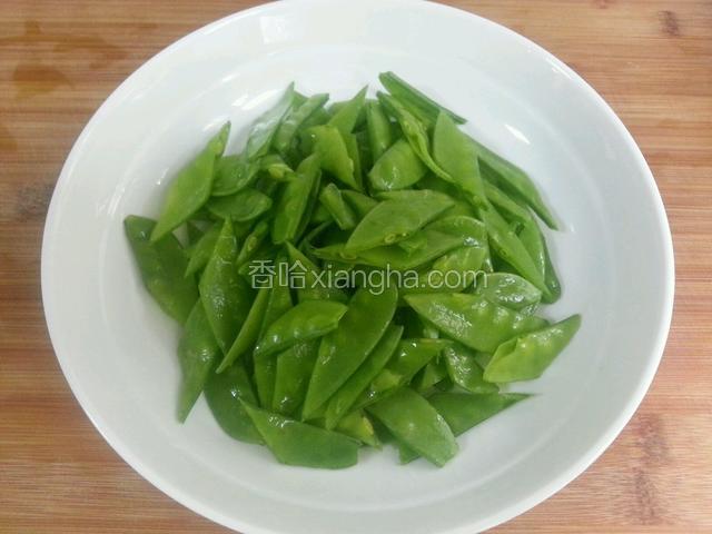 荷兰豆掐去筋脉，洗净切成3厘米长的菱形块