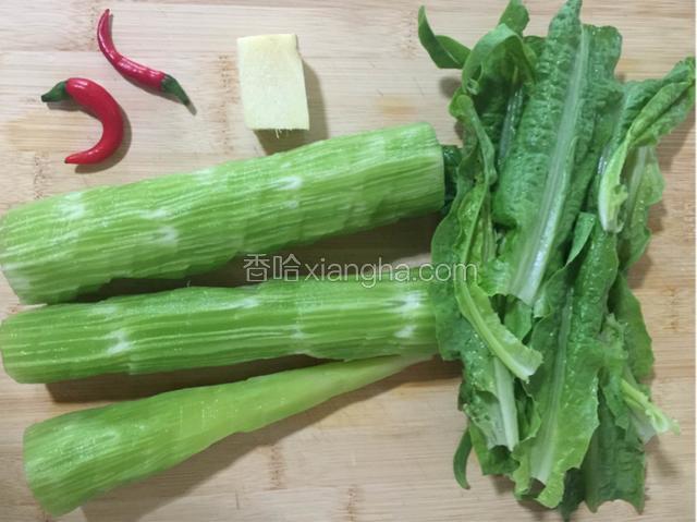 准备食材，鲜嫩的青笋一根去皮，青笋叶子洗净控干水分。新鲜小红辣椒二根，姜去皮备用。
