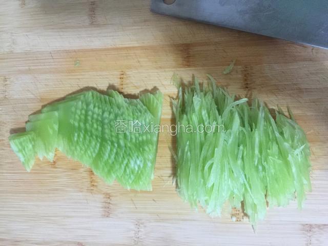 青笋切细丝码入碗中，笋丝尽量切得细一些。