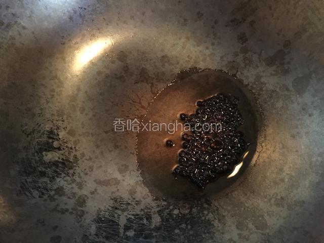 待锅中色拉油开始冒烟，倒入20-30粒左右花椒，在花椒炸到7-8成糊的时候关火，用剩余的油温将花椒完全炸糊。