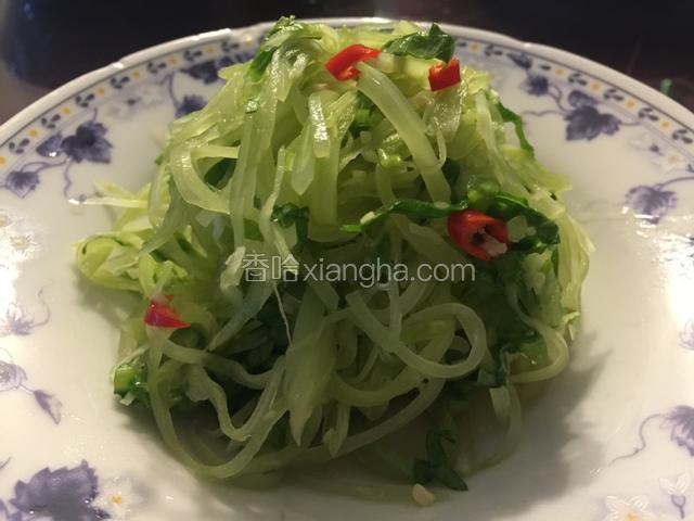 一盘带有微麻微辣味道，爽脆可口的凉拌青笋丝就做好啦。
