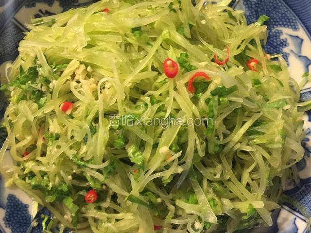 去掉炸糊的花椒，将花椒油趁热呲在姜末和红辣椒丝上，加入适量盐，米醋和少许香油，拌匀。
