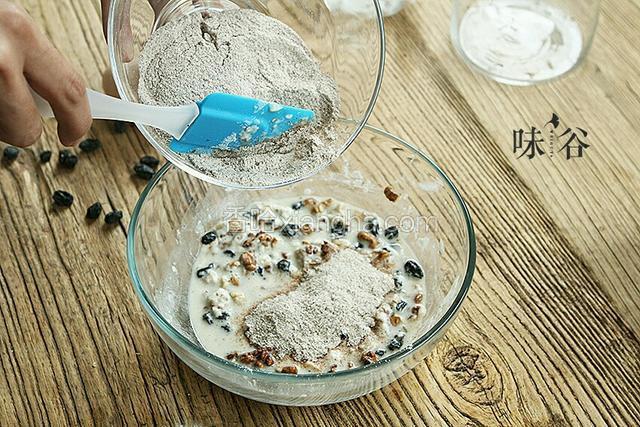 全麦粉分三次倒入。一边倒入一边搅拌
