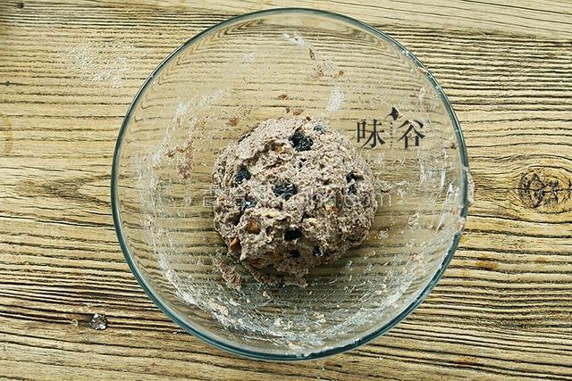 
不用揉面，只要揉成圆形面团，盖上保鲜膜放置40分钟等待发酵（天气热了有时20或30分钟就差不多了）
