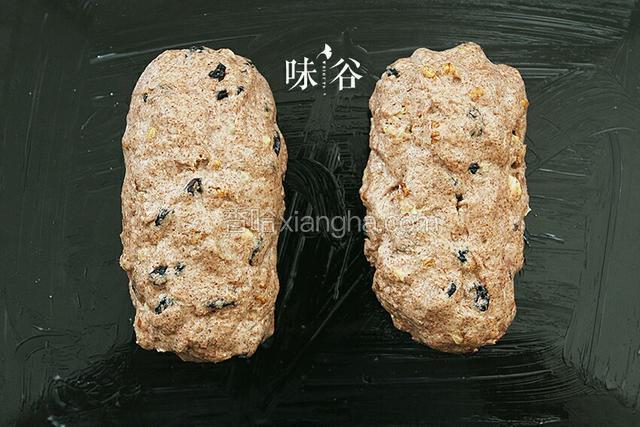 分成2个小面团揉成椭圆形，烤盘抹上一点黄油，面团放上面，再发酵20分钟，180度烤30分钟

