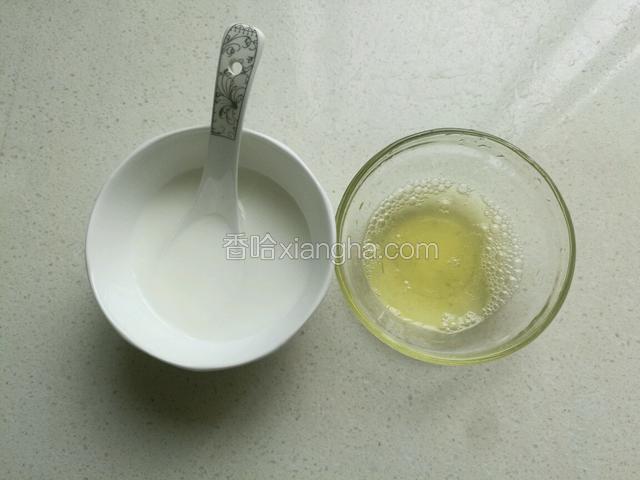 玉米淀粉加水调成水淀粉，鸡蛋分开蛋白蛋黄，只取蛋清备用，并用筷子打散。