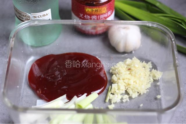 大蒜剁成蓉，大葱剖开，切粗段。把葱、蒜和白酒、叉烧酱、蚝油拌匀做成腌料。
