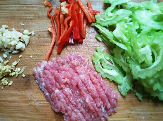 肉切末，苦瓜切片，红椒切丝，蒜和姜切碎
