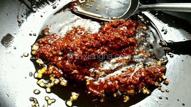 放入郫县豆瓣炒出红油。