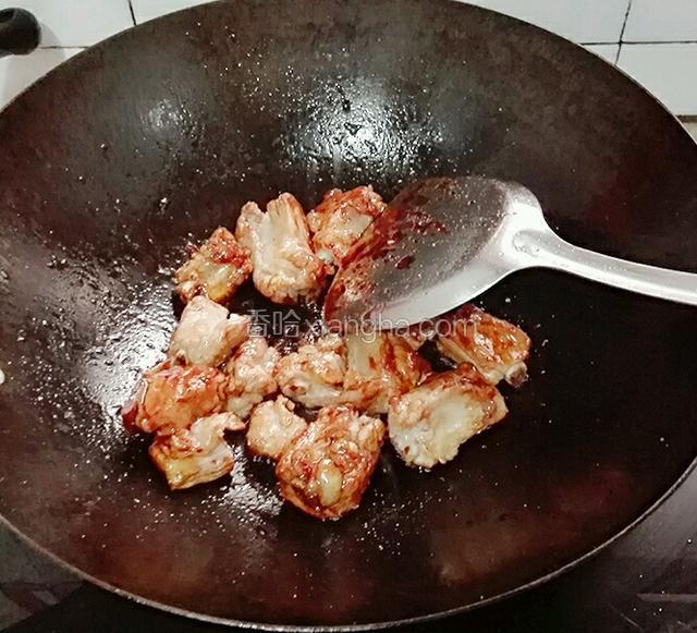 洗干净锅烧热倒入花生油，下白糖小火熬糖色，快速把排骨倒下去使每块排骨裹上糖色。