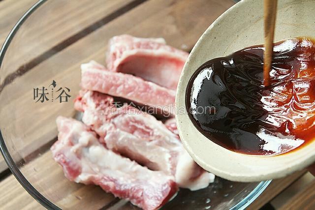 
叉烧酱倒入排骨中，搅拌均匀。
