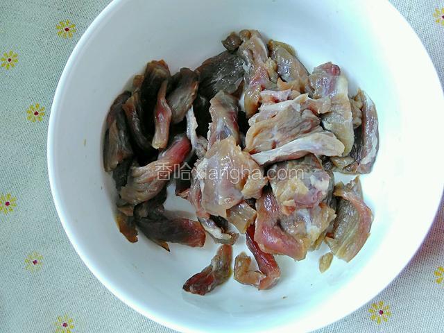 牛肉改刀切成小片后，加入适量的食盐，生抽，料酒，白糖，黑胡椒，搅拌均匀腌制30分钟左右。