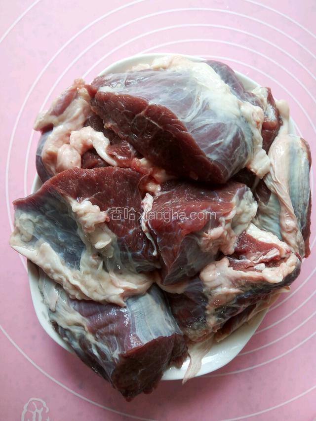 牛肉洗净切成心怡的大小块